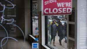 epa08927230 Pedestrians walk past a closed store in New York, New York, USA, on 08 January 2021. The United States’ Bureau of Labor Statistics released data today showing that the US economy lost 140,000 jobs in December and that the unemployment rate is at 6.7 percent as businesses continue to struggle with the economic impact of the coronavirus pandemic.  EPA/JUSTIN LANE