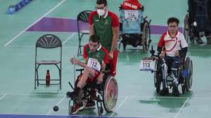 O atleta português, André Ramos (E) em ação frente à atleta do Japão, Yuriko Fujii (D) no jogo de boccia individual BC1, esta manhã no Centro de Ginástica de Ariake em Tóquio nos jogos Paralímpicos de Toquio 2020, Japão, 30 de agosto de 2021. MIGUEL A. LOPES/LUSA