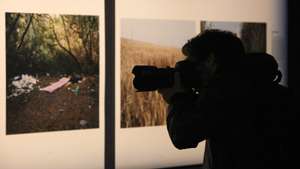 Um fotógrafo fotografa uma imagem presente na apresentação à imprensa da exposição do World Press Photo 2013, no Museu da Electricidade, em Lisboa, 02 de maio de 2013. INACIO ROSA / LUSA