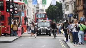 epa06110842 Cars, taxis and buses drive on Oxford street in London, Britain, 26 July 2017. The British government has announced that from 2040 it will outlaw the sale of new diesel and petrol cars and vans in order to cut air pollution.  EPA/FACUNDO ARRIZABALAGA