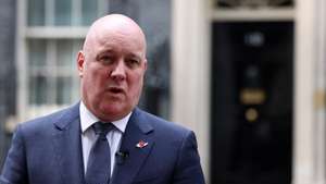 epa12046967 Prime Minister of New Zealand Christopher Luxon talks to the media outside 10 Downing Street following a meeting with his British counterpart in London, Britain, 22 April 2025.  EPA/ANDY RAIN