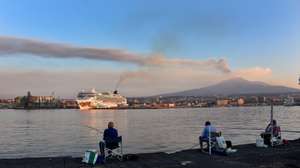 epaselect epa13160811 A plume of ash and smoke billows from Mount Etna, seen from Catania, Sicily, Italy, 11 August 2026. The volcanic activity caused the suspension of all flights arriving at and departing from Catania Airport.  EPA/ORIETTA SCARDINO