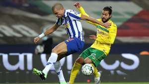 O jogador do FC Porto, Pepe (E), disputa a bola com o jogador do Paços de Ferreira, João Amaral (D), durante o jogo dos quartos de final da Taça da Liga de Futebol, disputado no Estádio do Dragão, Porto, 16 de dezembro de 2020. ESTELA SILVA/LUSA