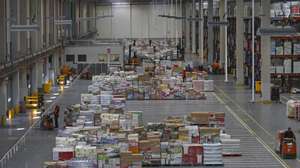 Funcionários trabalham no centro de distribuição da Jerónimo Martins (Pingo Doce) em Alfena, Maia, 26 de março de 2020. Passado o açambarcamento do início de março provocado pelo anúncio da chegada do novo coronavírus, o Centro de Distribuição do Norte da Jerónimo Martins reorganizou-se e tem normalizado o fornecimento de produtos às lojas Pingo Doce e Recheio. (ACOMPANHA TEXTO DE 27/03/2020) JOSÉ COELHO/LUSA