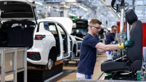epa11947042 Employees of German car maker Volkswagen (VW) work at the assembly line of the company's plant in Wolfsburg, Germany, 07 March 2025. The company will hold the annual press conference on 11 March.  EPA/HANNIBAL HANSCHKE