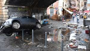 epaselect epa11668255 People inspect the damage caused by flooding water in central area of Catania, Italy, 19 October 2024. Torrential rain in Catania and its province caused flooding and damage. Descending water from the Etna villages poured onto the central Via Etnea, transforming it into a raging river before flowing towards the sea, dragging everything in its path.  EPA/Orietta Scardino