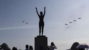 epa13131560 The Black Eagles aerobatic team of the South Korean Air Force performs an aerobatic flypast during the 29th Boryeong Mud Festival at Daecheon Beach in Boryeong City, South Korea, 25 July 2026. The festival runs from 24 July to 09 August 2026.  EPA/JEON HEON-KYUN