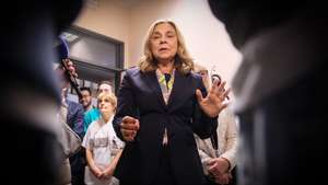 A ministra da Saúde, Ana Paula Martins, fala aos jornalistas durante a visita á Unidade Local de Saúde do Arco Ribeirinho, EPE, no Barreiro, 26 de dezembro de 2024. RUI MINDERICO/LUSA