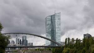 epa12369118 The European Central Bank (ECB) headquarters (C) seen behind a bridge on the River Main, in Frankfurt, Germany, 11 September 2025. The ECB Governing Council held a monetary policy meeting on 11 September.  EPA/RONALD WITTEK