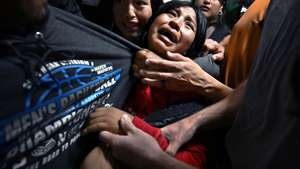 epa12908633 A handout photo made available by World Press Photo shows the 2026 World Press Photo of the Year by Carol Guzy, ZUMA Press, iWitness, for Miami Herald depicting distraught girls cling to their father, Luis, as US Immigration and Customs Enforcement (ICE) detains him following an immigration hearing in New York City, New York, United States, 26 August 2025. Luis served as the sole breadwinner for his family. New York City, New York, United States, 26 August 2025.  EPA/Carol Guzy, ZUMA Press, iWitness, for Miami Herald HANDOUT Embargoed until 23 April 2026, 11:00 AM CEST - MANDATORY CREDIT: Carol Guzy, ZUMA Press, iWitness, for Miami Herald -- NO COVERS -- NO CROPPING, RESIZING, MANIPULATING -- NO SOCIAL MEDIA USAGE - HANDOUT EDITORIAL USE ONLY/NO SALES