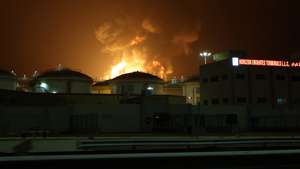 epa12795121 Flames rise during a fire casued by debris from an intercepted drone at the oil refinery hub in Fujeirah, United Arab Emirates, 04 March 2026.  Iran continued to launch retaliatory attacks across the region following a joint US-Israeli  military operation that started in the early hours of 28 February 2026, targeting multiple locations across Iran.  EPA/STRINGER