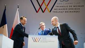 epa13208635 (L-R) Poland's Foreign Minister Radoslaw Sikorski, German Foreign Minister Johann Wadephul and France's Minister for Europe and Foreign Affairs Jean-Noel Barrot shake hands at the end of a press conference after a foreign ministers' meeting, in Weimar, Germany, 03 September 2026. The foreign ministers of the Weimar Triangle, a regional alliance comprising France, Germany, and Poland, gathered in Weimar from 02 to 03 September.  EPA/CLEMENS BILAN