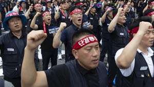 epaselect epa13182240 Workers of Hyundai Motor's union, shout slogans during a rally outside the Hyundai Seoul Headquarters in Seoul, South Korea, 21 August 2026. The labor union of Hyundai Motor Co. launched a full-day strike on 21 August after failing to reach an agreement with management over wages, marking the first time in 10 years that the automaker's union has staged an eight-hour strike.  EPA/JEON HEON-KYUN