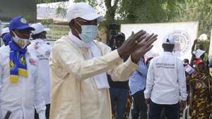 epa09119351 Chad President Idriss Deby (C) speaks during a campaign rally in N'Djamena, Chad, 06 April 2021. Incumbent president Idriss Deby, who has ruled for 30 years, is seeking a sixth term in office in the presidential elections on 11 April 2021.  EPA/JOEL KOUAM