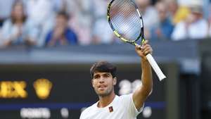 epa12216286 Carlos Alcaraz of Spain in action during his Men's 3rd round match against Jan Lennard Struff of Germany at the Wimbledon Championships, Wimbledon, Britain, 04 July 2025.  EPA/TOLGA AKMEN  EDITORIAL USE ONLY EDITORIAL USE ONLY