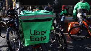 epa11147763 Food delivery drivers of Uber Eats and Just Eat gather in London, Britain, 12 February 2024. Thousands of Deliveroo and Uber Eats delivery drivers across the UK are set to strike on Valentine&#039;s Day over pay and conditions.  EPA/ANDY RAIN