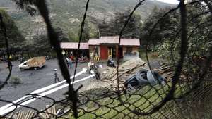 epaselect epa10525221 People help with rescue efforts for miners trapped by an explosion in a coal mine in Sutatausa, Colombia, 15 March 2023. Mining emergencies in Colombia have claimed the lives of more than 1,300 people in a total of 1,262 accidents over the last decade, according to statistics from the National Mining Agency (ANM).  EPA/Mauricio Duenas Castaneda