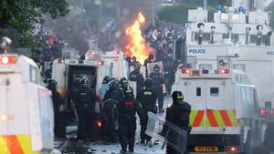 epaselect epa13029441 Protesters set fires during disorder on Antrim Road in Newtownabbey, north Belfast, Northern Ireland, 10 June 2026. A 30-year-old Sudanese national has been charged with attempted murder following a knife attack in Belfast on 08 June. Homes and vehicles were set on fire during anti-immigration demonstrations following the attack.  EPA/ADAM VAUGHAN