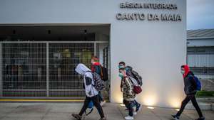 Estudantes à entrada para as aulas na escola EBI Canto da Maia, Ponta Delgada, Açores,  01 fevereiro 2021. Hoje foi retorno do ensino presencial até ao segundo ciclo em quatro dos seis concelhos da Ilha de São Miguel, tendo o Governo dos Açores decidido, devido à pandemia, manter o ensino à distância apenas na Ribeira Grande e em Vila Franca do Campo. EDUARDO COSTA /LUSA