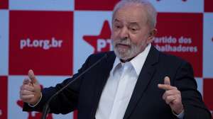 epa09513618 Former Brazilian President Luiz Inacio Lula da Silva speaks at a press conference at a hotel in the city of Brasilia, Brazil, 08 October 2021. About to turn 76 years old, the former president of Brazil Luiz Inacio 'Lula' da Silva appears before the media in Brasilia to clear up doubts about his candidacy for the presidency of the country.  Brazil will hold presidential elections in 2022.  EPA/JOEDSON ALVES