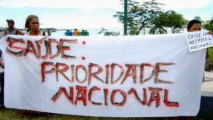 Um grupo de cidadãos timorenses protestam contra falta de condições no Hospital Nacional Guido Valadares, em Díli, Timor-Leste, 26 de junho de 2013. ANTONIO AMARAL / LUSA