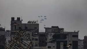 epa12268871 Humanitarian aid is airdropped over the southern part of Gaza City by the United Arab Emirates Army, in Gaza City, 28 July 2025. More than 130 Palestinians, the majority of whom children, have died of malnutrition in the Gaza Strip, the Palestinian Ministry of Health said on 27 July.  EPA/MOHAMMED SABER