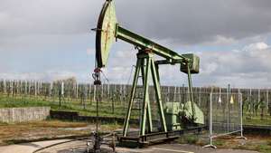 epa12850779 A view of a crude oil pump in Walsheim near Landau, Germany, 26 March 2026. The global oil benchmark, Brent Crude, saw significant upward pressure on 26 March, with prices remaining elevated amid heightened geopolitical tensions and ongoing supply concerns.  EPA/RONALD WITTEK