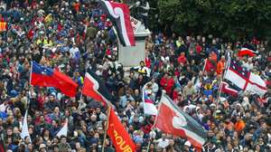 epa00185291 The 20 Thousand strong hikoi marchers who set off from Te Papa museam to Parliament to protest the proposed seabed and foreshore legislation on Wednesday, 05 May 2004, in Wellington. The marchers took two hours to reach the steps of parliament today in Wellington.  EPA/Marty Melville AUSTRALIA AND NEW ZEALAND OUT