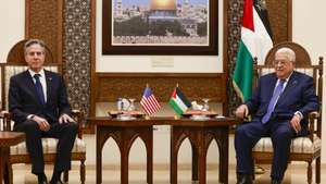 epa11067168 US Secretary of State Antony Blinken (L) meets with Palestinian President Mahmoud Abbass in the Muqata'a, in the West Bank city of Ramallah, 10 January 2024. Blinken is on a week-long trip aimed at calming tensions across the Middle East.  EPA/JAAFAR ASHTIYEH / POOL