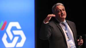 Paulo Moita Macedo, presidente da Comissão Executiva da Caixa Geral de Depósitos, discursa durante o  Encontro Fora da Caixa  organizado por este banco, Porto, 22 de junho de 2021. O Banco Europeu de Investimento e a Caixa Geral de Depósitos assinam um contrato para apoiar as necessidades de liquidez e investimento em apoios para médias e grandes empresas, bem como para o setor público e outras entidades, nomeadamente no setor da saúde, afetadas pela crise económica provocada pela pandemia. JOSÉ COELHO/LUSA