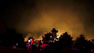 epa12252139 Volunteers attend during a large forest fire near the village of Ponor, near Sofia, Bulgaria, 22 July 2025. According to weather forecasts, the next few days are expected to bring temperatures at over 42 degrees Celsius in Bulgaria.  EPA/VASSIL DONEV