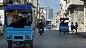 epa13283206 Electric motorized bicycles used as taxis ride on a street in Havana, Cuba, 05 October 2026.  EPA/ERNESTO MASTRASCUSA