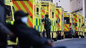epa08922685 Ambulances outside a hospital in London, Britain, 06 January 2021. Britain's national health service (NHS) is coming under sever pressure as Covid-19 hospital admissions continue to rise across the UK.  EPA/ANDY RAIN