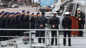 O chefe do Estado-Maior da Armada, Henrique Gouveia e Melo (D), intervém durante a visita ao navio Mondego, no porto do Funchal, no Funchal, ilha da Madeira, 16 de março de 2023. O NRP Mondego não cumpriu uma missão de acompanhamento de um navio russo a norte da ilha de Porto Santo, na Madeira, após 13 militares terem recusado, no sábado, dia 10 de março, embarcar por razões de segurança. HOMEM DE GOUVEIA/LUSA