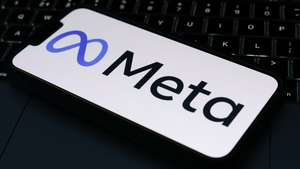 epa13026205 The Meta logo is displayed on a mobile phone in Liverpool, Britain, 09 June 2026. Leading AI (artificial intelligence) and technology companies Anthropic, OpenAI, and SpaceX are preparing to go public this year at an estimated combined valuation of around four trillion dollars (approximately 3.44 trillion euros).  EPA/ADAM VAUGHAN
