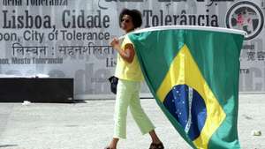 Uma manifestante com a bandeira do Brasil, durante a concentração de imigrantes contra a directiva europeia da expulsão, em Lisboa, 14 de Junho de 2008. JOAO RELVAS/LUSA