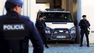 Uma carrinha celular da PSP transportando os arguidos que estão a ser julgados por alegado tráfico de armas para o IRA, à chegada ao Tribunal de Olhão, para a leitura da sentença, em Olhão, 04 de janeiro de 2013. O grupo foi desmantelado em 2011 pela Unidade Nacional de Contra Terrorismo da Polícia Judiciária e três arguidos estão presos em Portugal, um está em liberdade e o quinto está na Irlanda e é alvo de um pedido de extradição das autoridades portuguesas. MELANIE MAP'S / LUSA