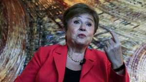 A diretora-geral do Fundo Monetário Internacional (FMI), Kristalina Georgieva, em entrevista à agência Lusa, em Luanda, Angola, 21 de novembro de 2025. Kristalina Georgieva considerou “impressionante” a resiliência económica do continente, comparando o crescimento global esperado de 3,2% este ano e 3,1% em 2026 com as projeções para a África subsaariana — 4,1% em 2025 e 4,4% no próximo ano. AMPE ROGÉRIO/LUSA