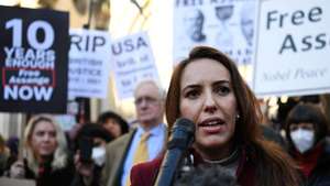 epa09633802 Wikileaks founder Julian Assange's partner, Stella Moris, speaks outside the High Court in London, Britain 10 December 2021. Britain's High Court has ruled against Julian Assange over his US extradition hearing, meaning the Australian journalist can be extradited to the United States to face espionage charges.  WikiLeaks will appeal the decision.  EPA/ANDY RAIN