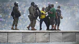 epaselect epa10396413 Police confront supporters of former Brazilian President Jair Bolsonaro invading Planalto Palace, in Brasilia, Brazil, 08 January 2023. Hundreds of supporters of former Brazilian President Jair Bolsonaro invaded the headquarters of the National Congress, and also Supreme Court and the Planalto Palace, seat of the Presidency of the Republic, in a demonstration calling for a military intervention to overthrow President Luiz Inacio Lula da Silva. The crowd broke through the cordons of security forces and forced their way to the roof of the buildings of the Chamber of Deputies and the Senate, and some entered inside the legislative headquarters.  EPA/ANDRE BORGES