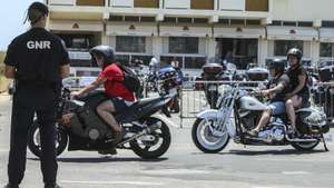 Um elemento da GNR observa a passagem de vários motards, Faro, 19 de junho de 2018. A 37ª concentração de motos do Motoclube de Faro, uma das maiores concentrações realizadas em Portugal, realiza-se entre 19 e 22 de julho. LUÍS FORRA/LUSA