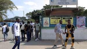 Estudantes angolanos do ensino superior na Faculdade de Ciências Sociais da Universidade Agostinho Neto em Luanda, Angola, 29 de maio de 2023. Os alunos mostraram-se hoje satisfeitos pelo retorno às aulas, depois de período longo de paralisação, que exigirá da sua parte esforço maior para reterem o semestre em um mês, apelando entendimento entre as partes. Os professores do ensino superior público retomaram as aulas na sexta-feira, três meses depois de uma greve, iniciada em fevereiro, para reivindicar melhores salários, condições de trabalho e do ensino no país. AMPE ROGÉRIO/LUSA