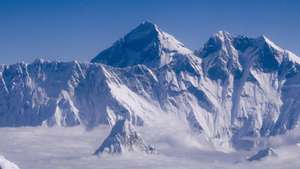 epa08869821 (FILE) - Mount Everest as seen from an aircraft over Nepal, 14 September 2013 (reissued 08 December 2020). Nepal and China have agreed on a new official height for Mount Everest. The height of the world&#039;s highest peak is now given as 8,848.86 meters. In the past two years, China and Nepal have sent teams to take measurements at the summit in the border area.  EPA/NARENDRA SHRESTHA *** Local Caption *** 55949778