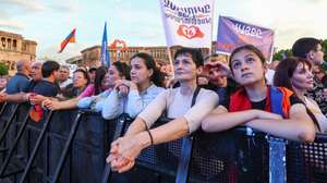 epa13018940 Supporters of the ruling Civil Contract party, led by Nikol Pashinyan, attend a final election rally ahead of parliamentary elections at Republic Square in Yerevan, Armenia, 05 June 2026. Parliamentary elections are scheduled for 07 June 2026 to elect members of the 9th convocation of the National Assembly.  EPA/HAYK BAGHDASARYAN /PHOTOLURE