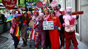 epa12964678 Pro-Palestinian protesters demonstrate against Israel's participation in the ESC before the start of the grand final of the 70th Eurovision Song Contest (ESC) in Vienna, Austria, 16 May 2026.  EPA/HANNIBAL HANSCHKE