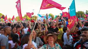Apoiantes do Partido Comunista Português (PCP) no final do discurso do secretário-geral do Partido, durante o comício de encerramento da 49.ª Festa do Avante realizada na Quinta da Atalaia, Amora, Seixal, 07 de setembro de 2025. TIAGO PETINGA/LUSA