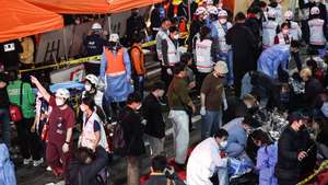 epa10273601 Injured people are being attended to on a street in Seoul&#039;s Itaewon district, after about 50 people fell into cardiac arrest from a stampede during Halloween celebrations in Seoul, South Korea, 29 October 2022.  EPA/YONHAP SOUTH KOREA OUT