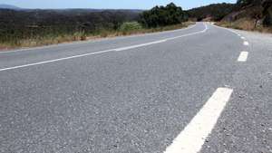 Estrada nacional 120 que a autarquia de Lagos considera insuficiente para servir o litoral algarvio entre Lagos e Sines e exige que o IP4, reivindicada há mais de 20 anos pelos concelhos da Costa Vicentina e do Sudoeste Alentejano, seja finalmente construida, Lagos, 6 de julho de 2011. (ACOMPANHA TEXTO) LUIS FORRA/ LUSA