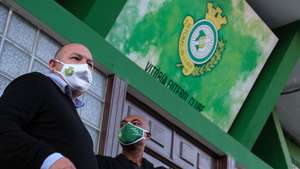 O presidente do Vitoria de Setúbal, Paulo Rodrigues (E), participa na visita técnica das instalações acompanhado por membros do executivo camarário e funcionários para mudar as fechaduras durante a posse das instalações do Vitória de Setúbal por parte da autarquia setubalensel Setúbal, 24 de novembro de 2020. RUI MINDERICO/LUSA