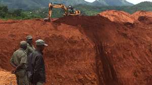 Autoridades junto ao local onde sete pessoas morreram e várias continuam soterradas na sequência do desabamento de uma mina artesanal de extração de ouro, em Penhalonga, distrito de Manica, Centro de Moçambique, 31 de janeiro de 2020. ANDRÉ CATUEIRA/LUSA